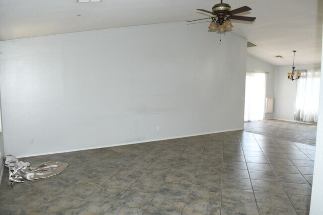 Building Photo - 13950 W Maui Ln