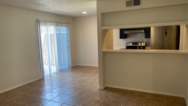 Building Photo - Great 2 Bed/ 1 Bath With Easy Access to 18...