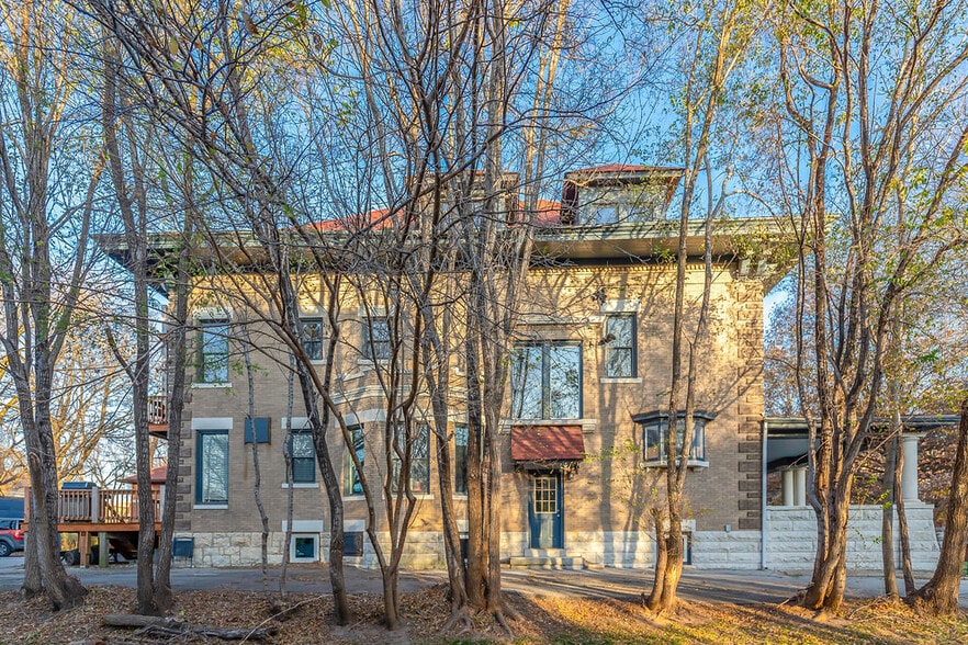 Building Photo - 1206 E Armour Blvd