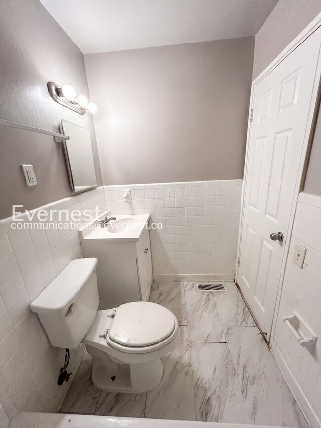 Building Photo - 560 Jamaica Pl