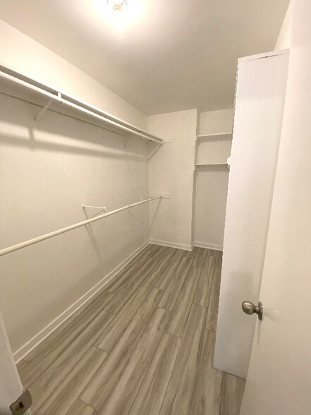 Building Photo - 1849 S Bentley Ave