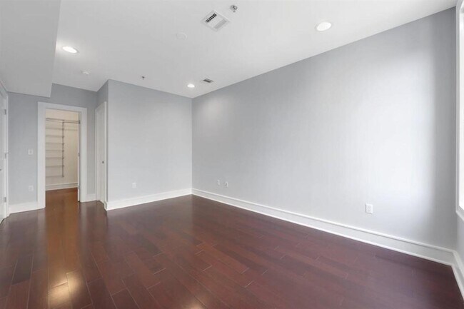Building Photo - 830 Monroe St
