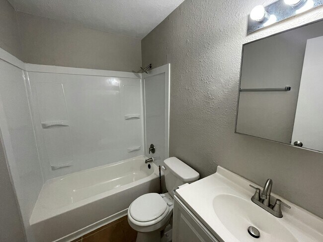 Building Photo - 2118 Thousand Oaks Dr
