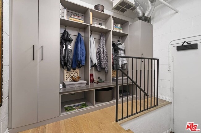 Building Photo - 2237 Century Hill