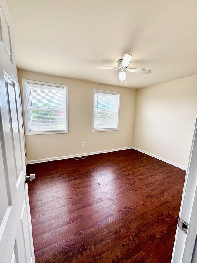 Building Photo - Spacious 4-Bedroom Townhome – Newly Renova...