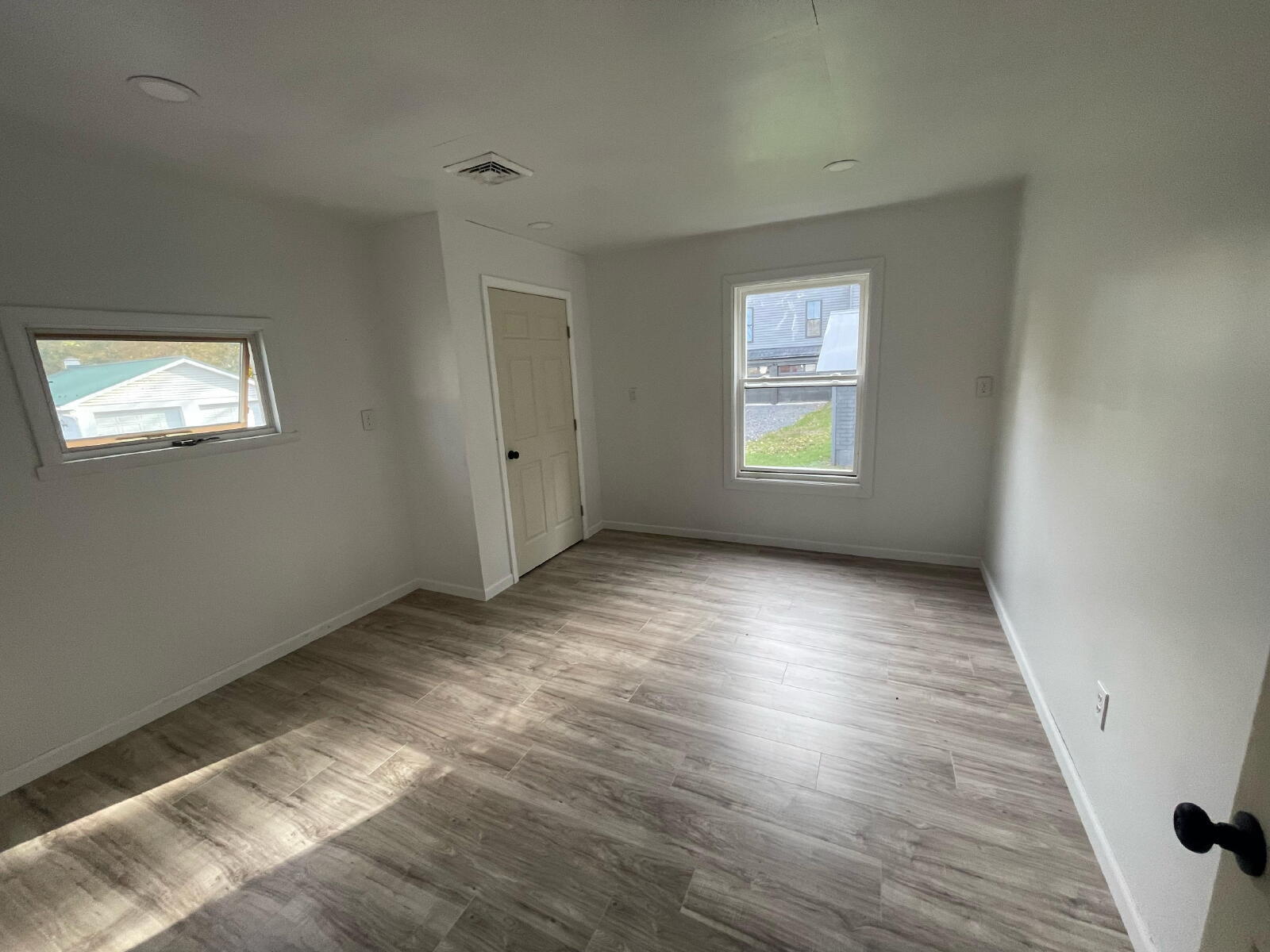 Building Photo - 272 River Rd