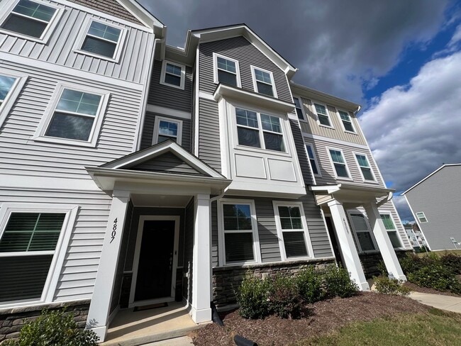 Primary Photo - Stunning 3BD, 2.5BA Raleigh Townhome with ...