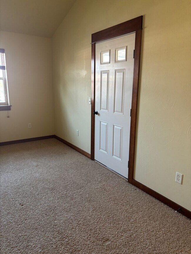 Building Photo - FIRST MONTH'S RENT FREE! New lower rent $1850