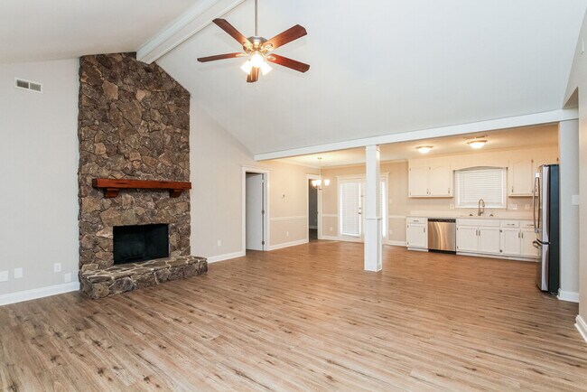 Building Photo - 105 Interlaken Pl