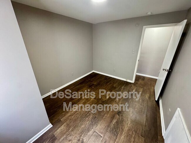 Building Photo - 542 5th Ave