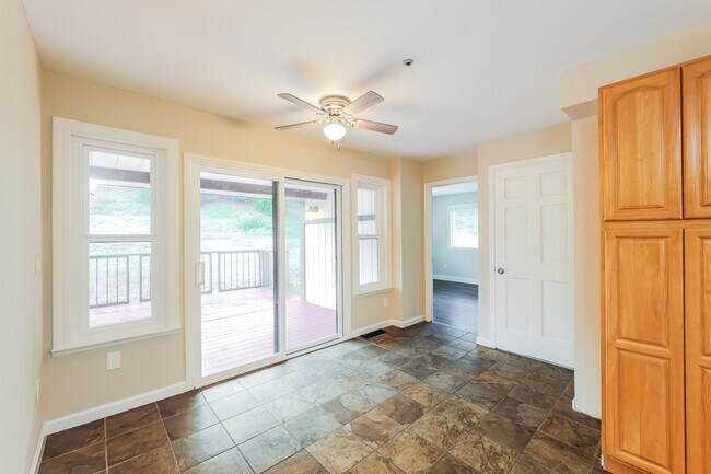 Building Photo - 105 Hampton Rd