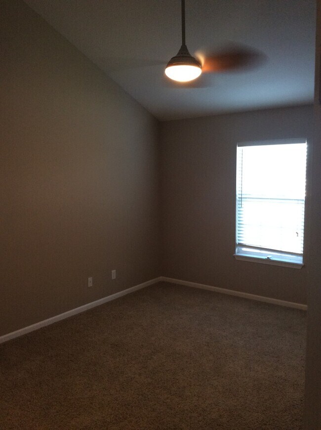 Building Photo - Beautiful Condo in North Kansas City School District!