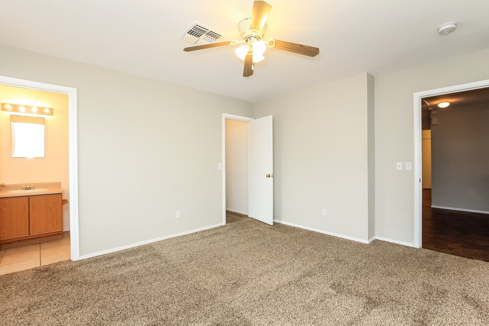 Building Photo - 11509 W Bloomfield Rd
