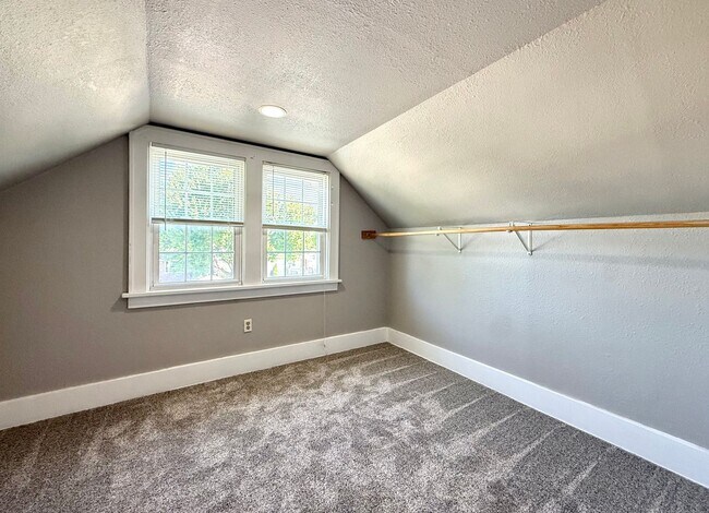 Building Photo - 3 Bedroom Home with Private Upstairs Suite