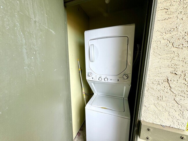 Building Photo - Great 1B/1BA Condo in Gated Community in E...