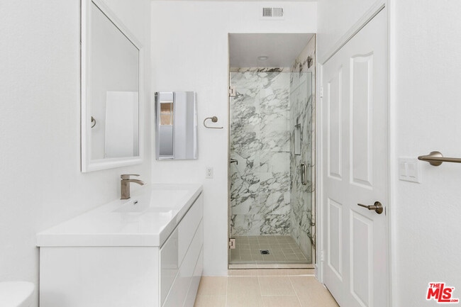 Building Photo - 9800 Vidor Dr