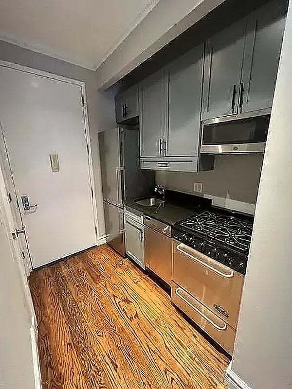 Building Photo - 202 E 13th St