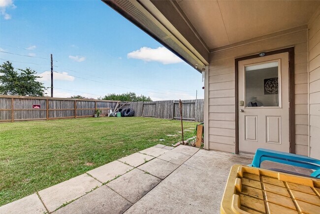 Building Photo - 811 Petunia Falls Ln