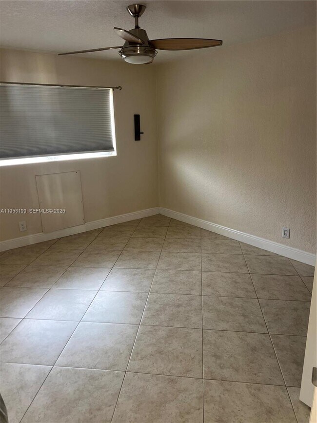 Building Photo - 3923 NE 166th St