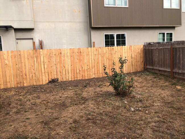 Building Photo - 2 bedroom 1 bathroom duplex in Eugene!