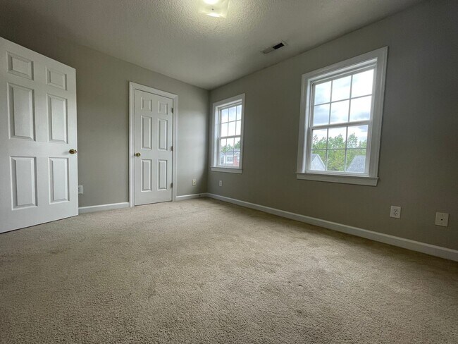 Building Photo - Splendid on Springwood