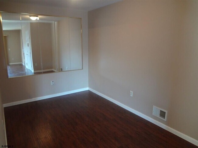 Building Photo - 20 Iroquois Dr