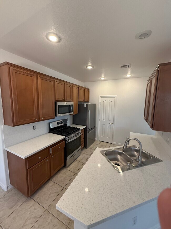 Building Photo - 985 Prestwick St