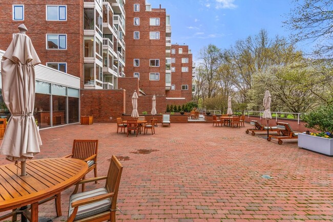 Building Photo - 975 Memorial Dr