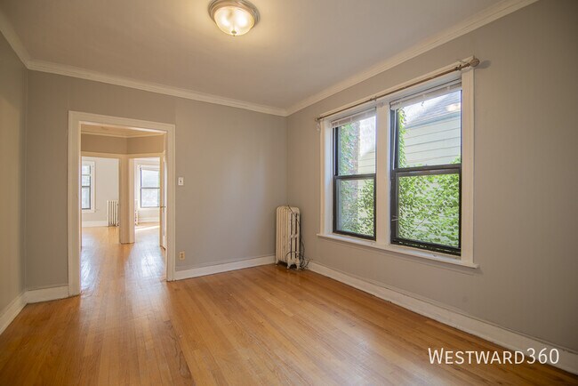 Building Photo - 6055 N Hermitage Ave