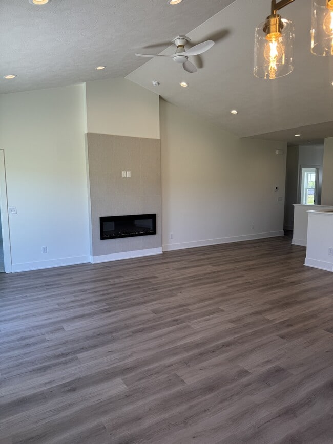 Building Photo - 200 W Agnes Dr