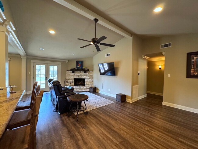 Building Photo - 114 Elmwood St