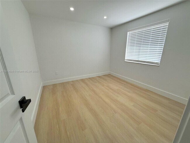 Building Photo - 3252 W 70th St