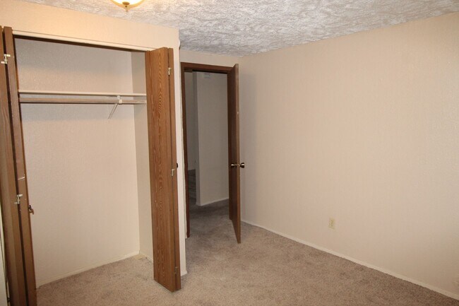 Building Photo - 723 E Broad Ave