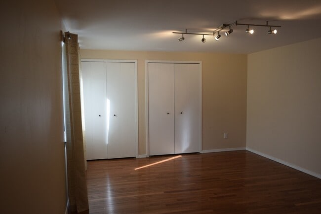 Building Photo - Updated 2-Bedroom Condo with Finished Basement, Garage, Pool, Tennis, Clubhouse