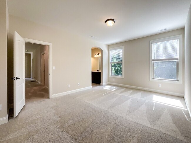 Building Photo - 214 Smithfield Dr