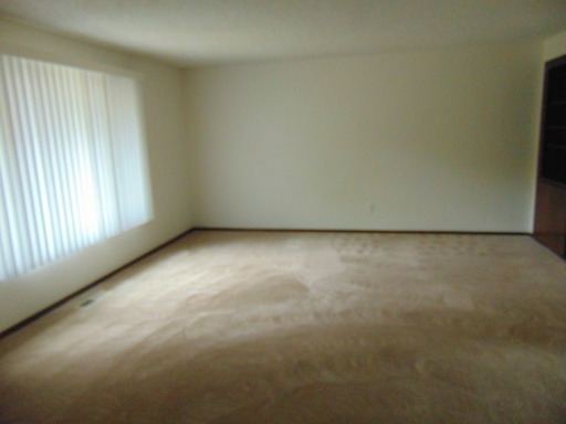 Building Photo - Terrific home, Large Yard, Quiet Street