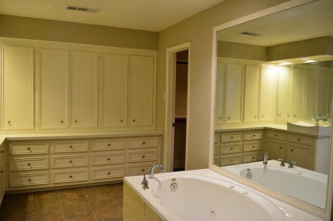 Building Photo - 2127 Manor Green Dr