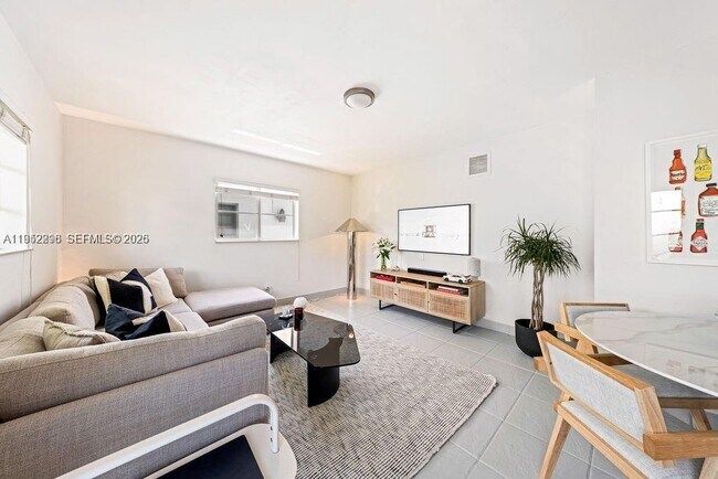 Building Photo - 1050 7th St