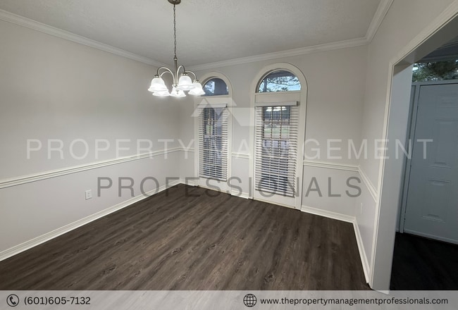 Building Photo - Renovated beauty near the country club and golf course!