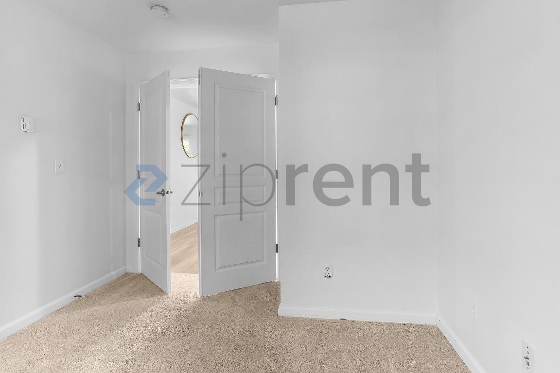 Building Photo - Unit A105
