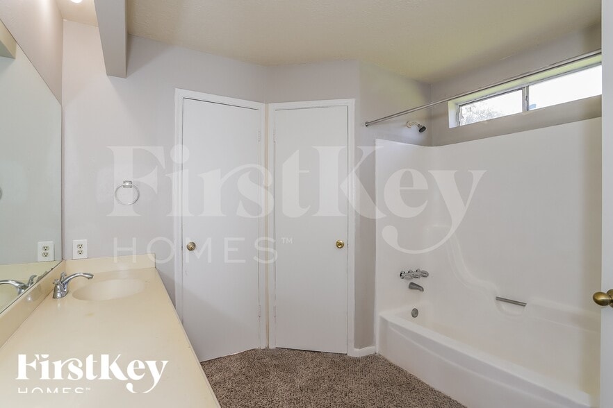 Building Photo - 13285 Lake Breeze Ln