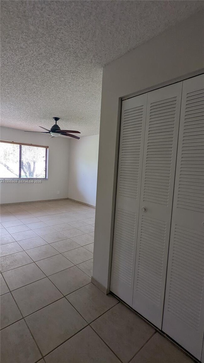 Building Photo - 460 Lakeview Dr