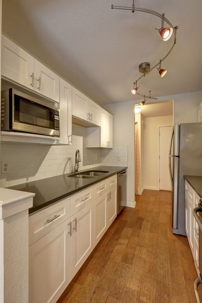 Building Photo - Prime Bellevue Location | 2 Bed Condo + Garage + Pool