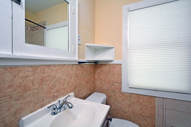 Building Photo - * Move In Special! * Beautiful 4-Bedroom, 1-Bathroom Home Available Now in NE Minneapolis!