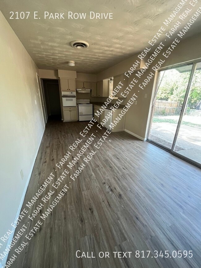 Building Photo - 2107 E Park Row Dr