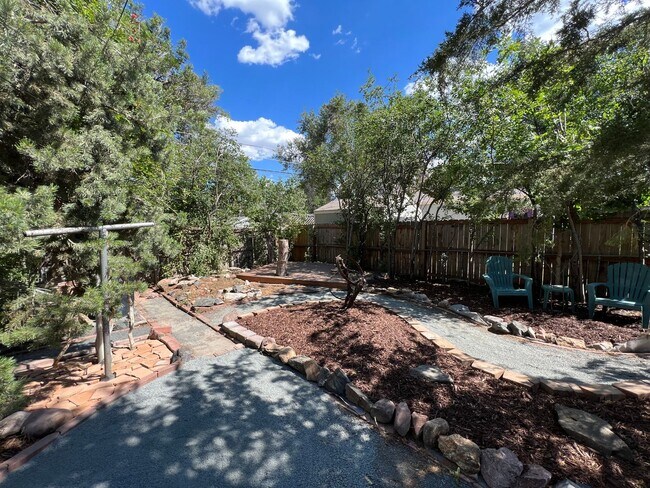Building Photo - Cute East Denver Bungalow
