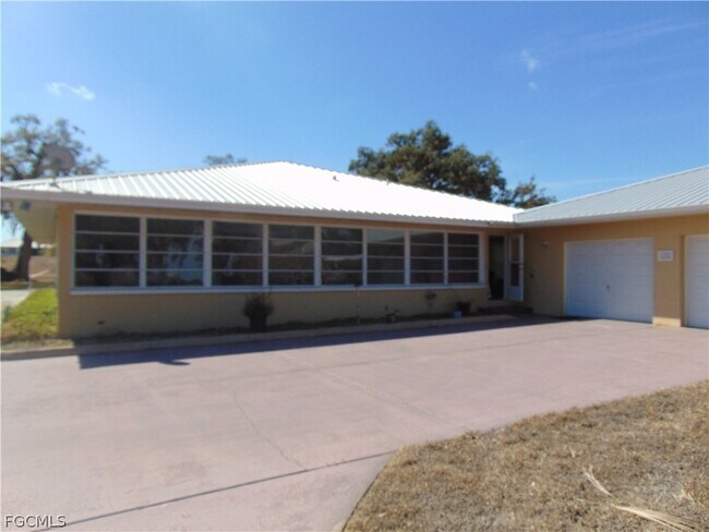 Building Photo - 1092 Riverbend Dr