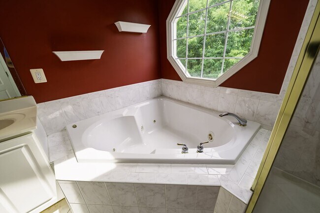 Building Photo - Tower Oaks First-Time Townhome in Rockville is Move-in Ready!