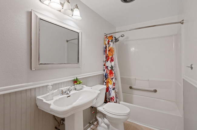 Main Full Bathroom - 14605 E 9th Ave