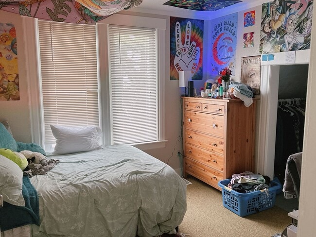 Building Photo - PRELEASING:  5 bdrm/3 bath on High Street!